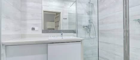 Shower, hair dryer, towels, shampoo