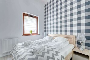 1 habitación, tabla de planchar con plancha, cuna de viaje y wifi
