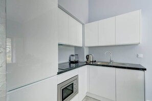 Frigorífico, microondas, placa de cocina y lavavajillas