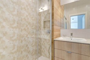 Ducha, secador de pelo, toallas