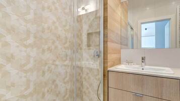 Dusche, Haartrockner, Handtücher, Shampoo