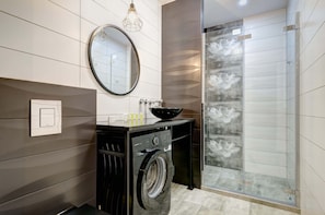 Douche, sèche-cheveux, serviettes fournies