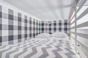 Tabla de planchar con plancha, cuna de viaje, wifi y ropa de cama 