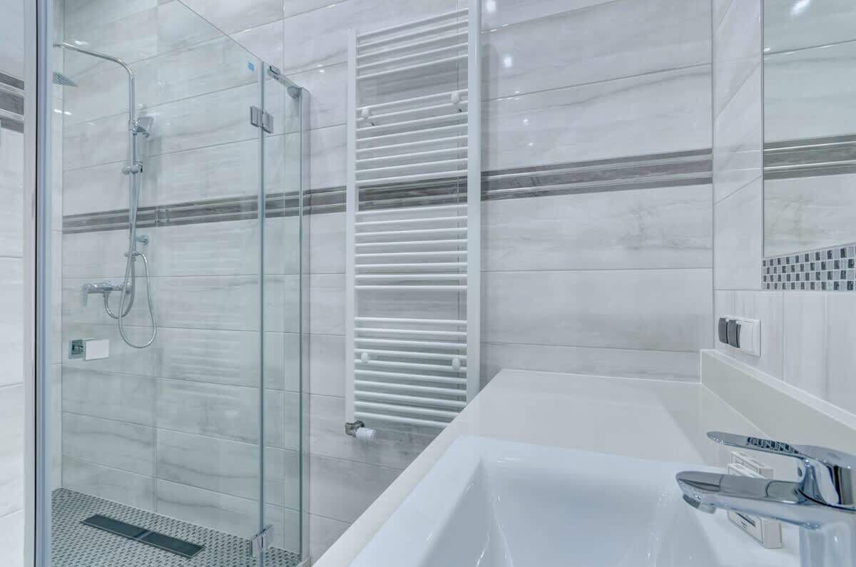 Dusche, Haartrockner, Handtücher