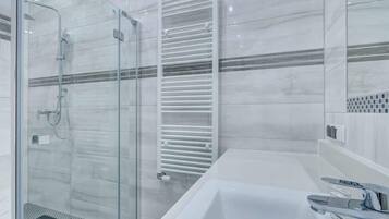 Dusche, Haartrockner, Handtücher