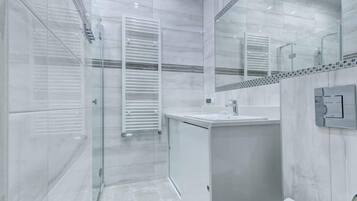 Dusche, Haartrockner, Handtücher