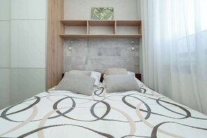 2 bedrooms, desk, iron/ironing board, travel cot