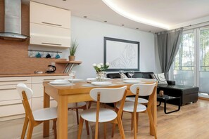 Dining - Spacious Apartment | Two Bedrooms, Balcony, Parking (Gdańsk)