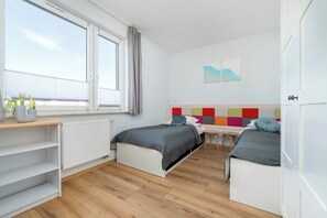 2 chambres, bureau, fer et planche à repasser, lit parapluie