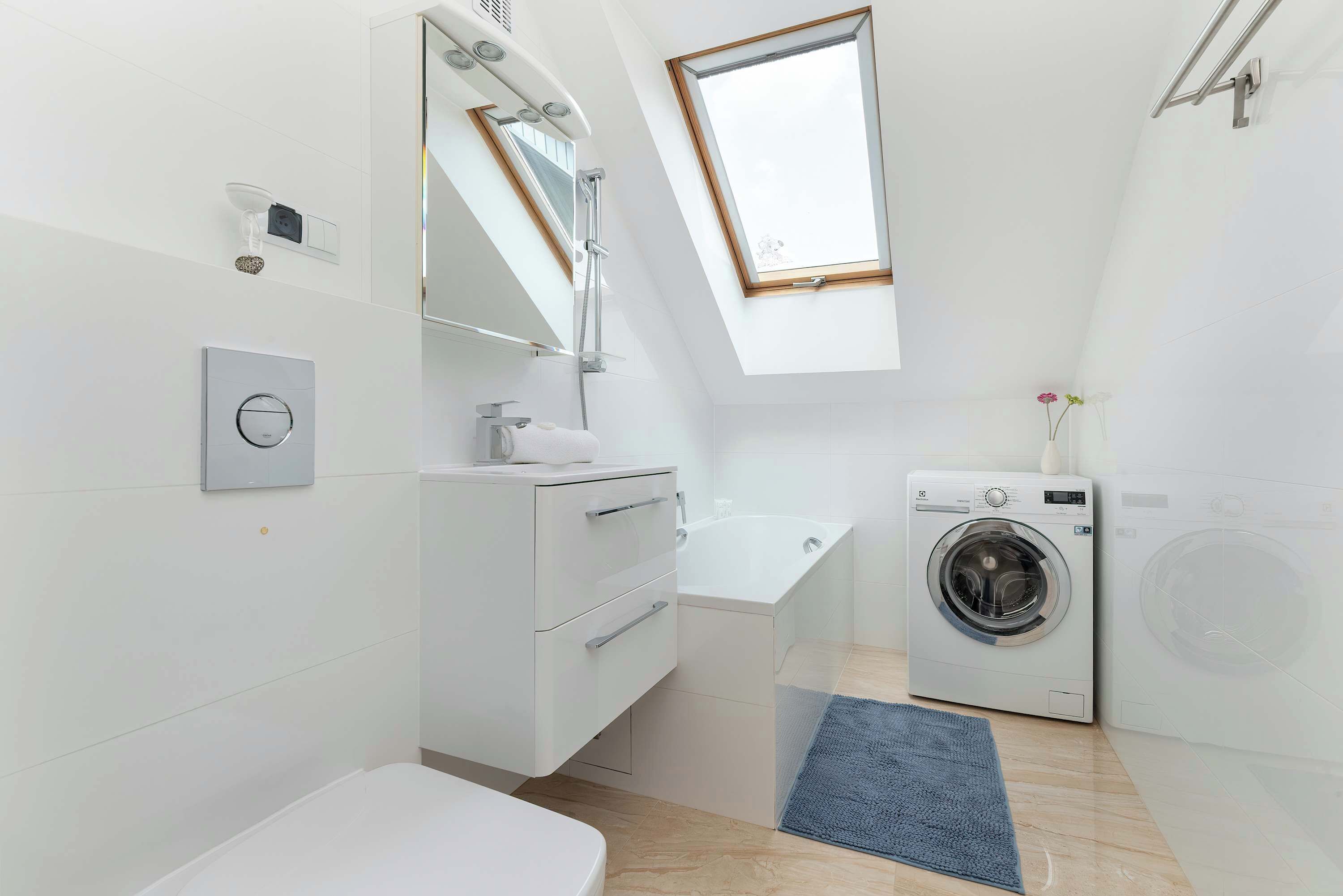 Shower, hair dryer, towels, shampoo