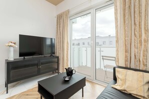 Una televisión, una oficina