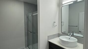 Toallas, jabón, papel de baño