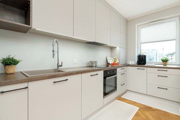 Fridge, oven, stovetop, dishwasher