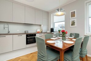 Fridge, oven, stovetop, dishwasher