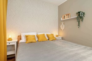 2 bedrooms, desk, iron/ironing board, travel crib