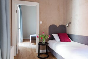 Iron/ironing board, travel crib, WiFi, bed sheets