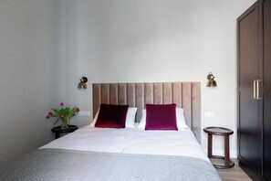 Iron/ironing board, travel crib, WiFi, bed sheets