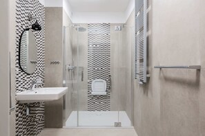 Douche, sĂšche-cheveux, serviettes fournies