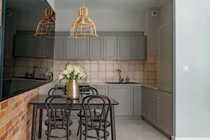 Fridge, oven, stovetop, dishwasher