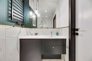Shower, hair dryer, towels, shampoo
