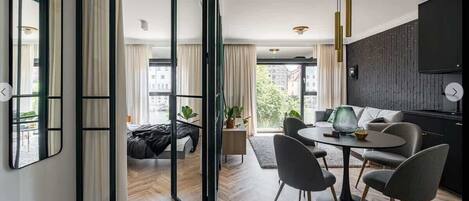 المنشأة من الداخل