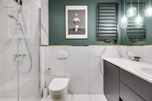 Dusche, Haartrockner, Handtücher, Shampoo