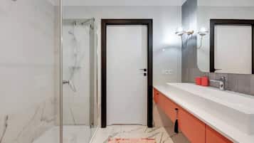 Doccia, asciugacapelli, asciugamani, shampoo