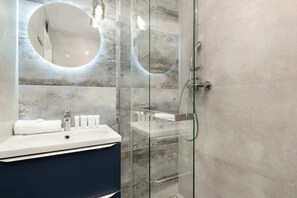 Dusche, Haartrockner, Handtücher, Shampoo