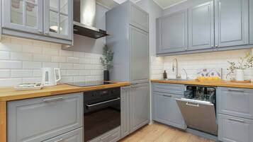 Oven, stovetop, dishwasher, cookware/dishes/utensils