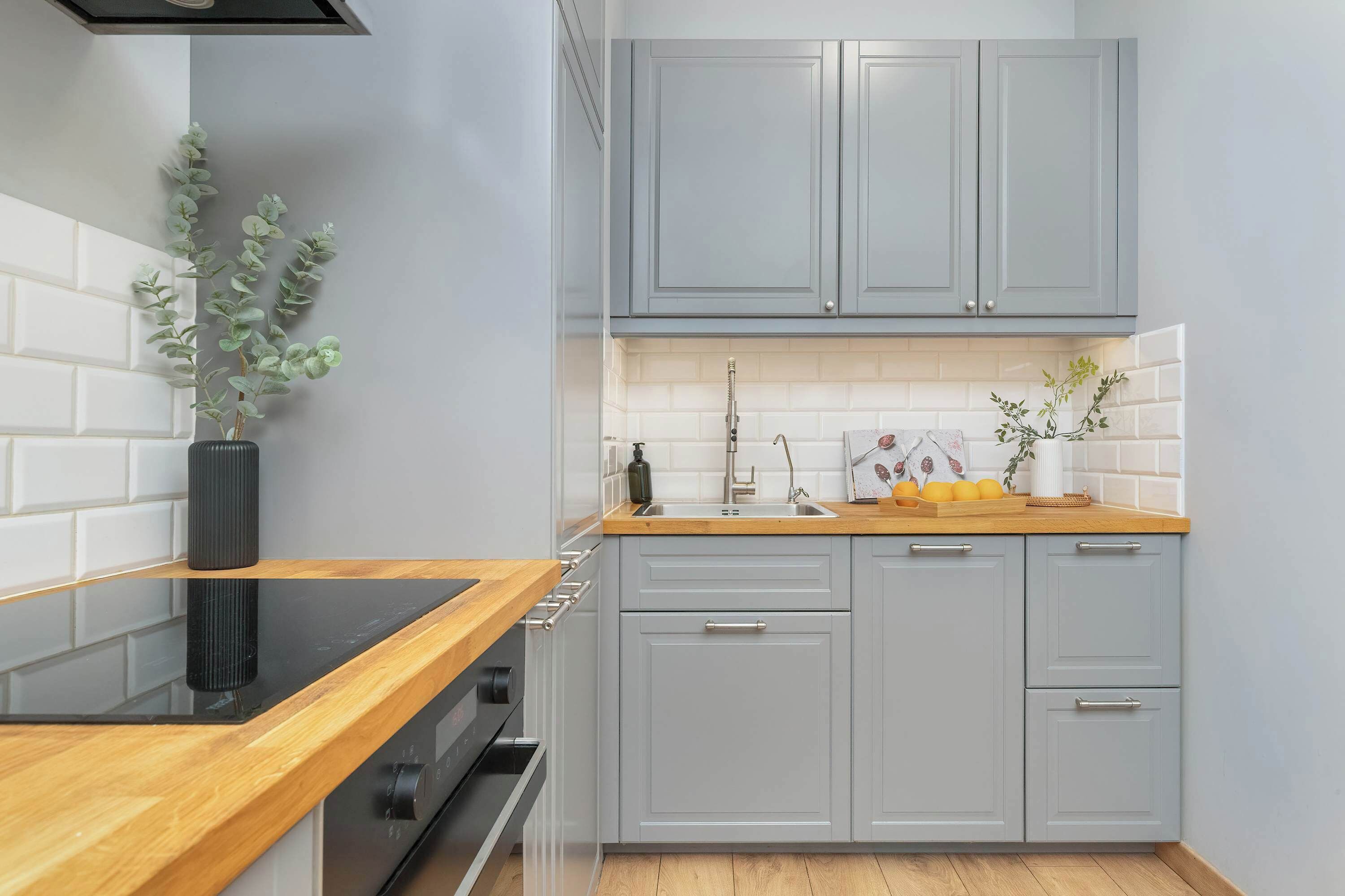 Oven, stovetop, dishwasher, cookware/dishes/utensils