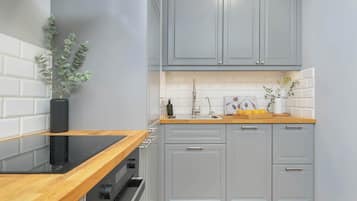 Oven, stovetop, dishwasher, cookware/dishes/utensils