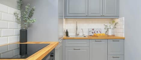 オーブン、コンロ、食器洗い機、調理器具と食器