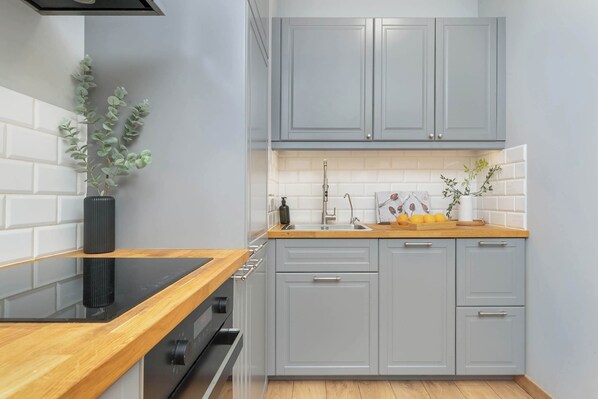 Oven, stovetop, dishwasher, cookware/dishes/utensils