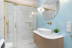 Douche, sèche-cheveux, serviettes fournies