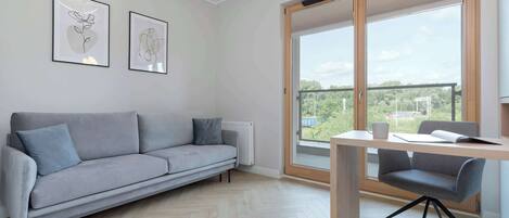 Una televisión, una oficina