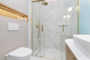 Dusche, Haartrockner, Handtücher, Shampoo