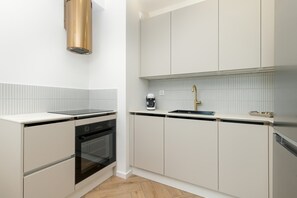 Kylskåp, spishäll, diskmaskin och kaffe- och tebryggare