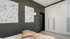 2 soverom, skrivebord, strykejern/-brett og reiseseng for barn