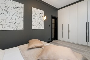 2 bedrooms, desk, iron/ironing board, travel crib