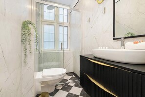 Dusche, Haartrockner, Handtücher, Shampoo