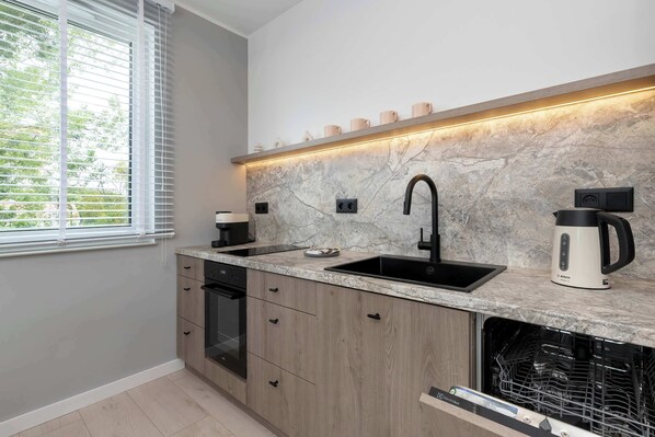 Kühlschrank, Ofen, Geschirrspüler, Wasserkocher mit Kaffee-/Teezubehör