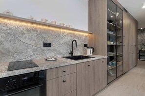 Réfrigérateur, four, lave-vaisselle, cafetière/bouilloire