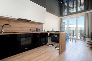 Kjøleskap, mikrobølgeovn, ovn og kokeplater