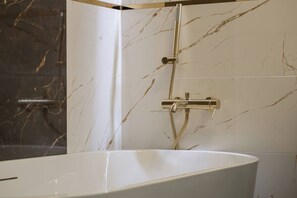 Dusche, Haartrockner, Handtücher, Shampoo
