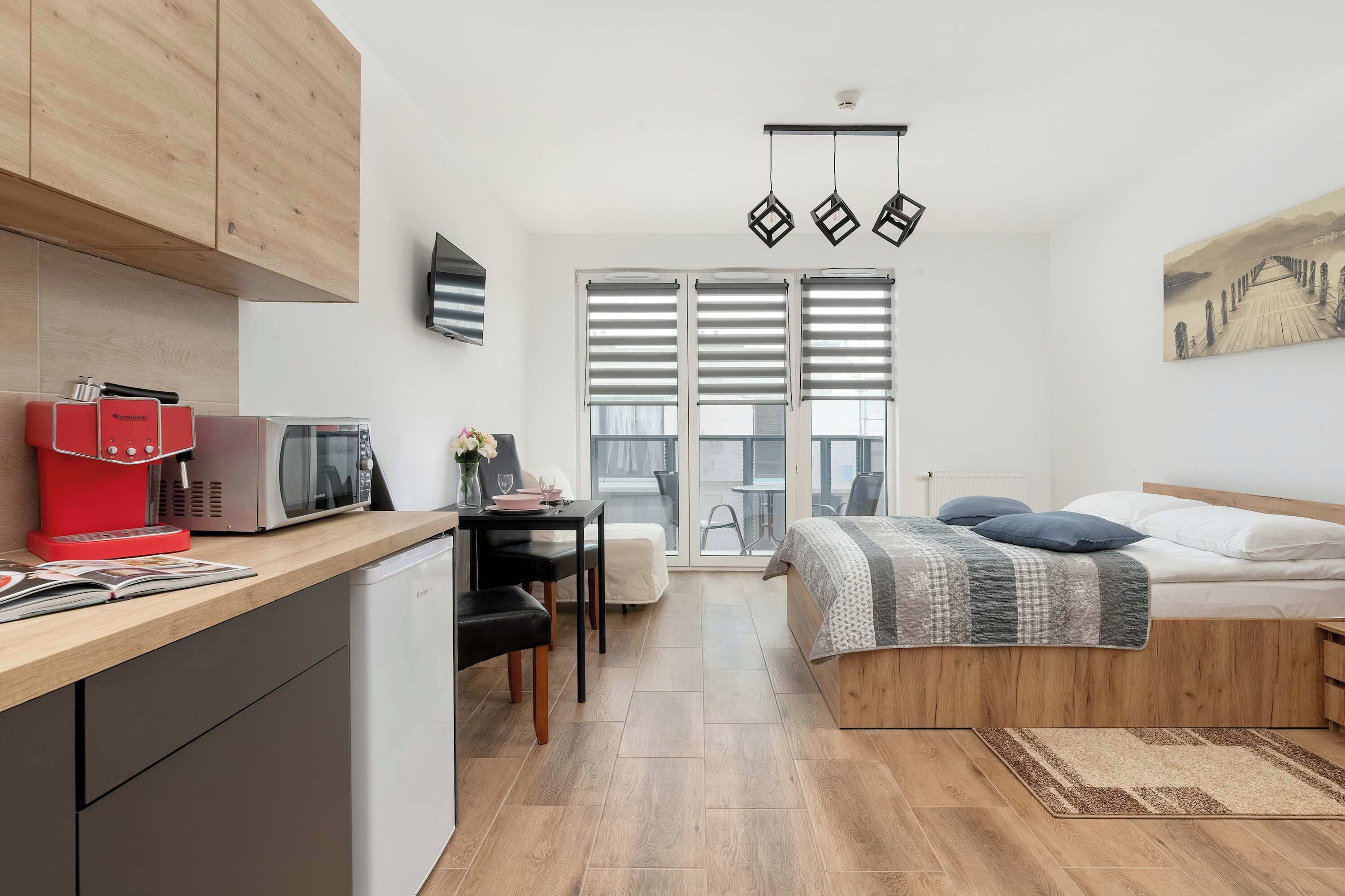 Iron/ironing board, travel crib, WiFi, bed sheets