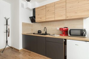 Kühlschrank, Mikrowelle, Herdplatte, Wasserkocher mit Kaffee-/Teezubehör