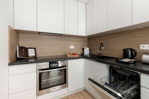 Een koelkast, een oven, een kookplaat, een vaatwasser