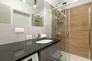 Een douche, een haardroger, handdoeken, shampoo