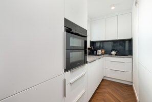 Fridge, oven, stovetop, dishwasher