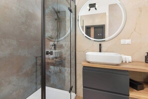 Dusche, Haartrockner, Handtücher, Shampoo
